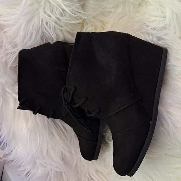 New Black Faux Suede Ankle Boot w Hidden Wedge - Picture 4 of 6